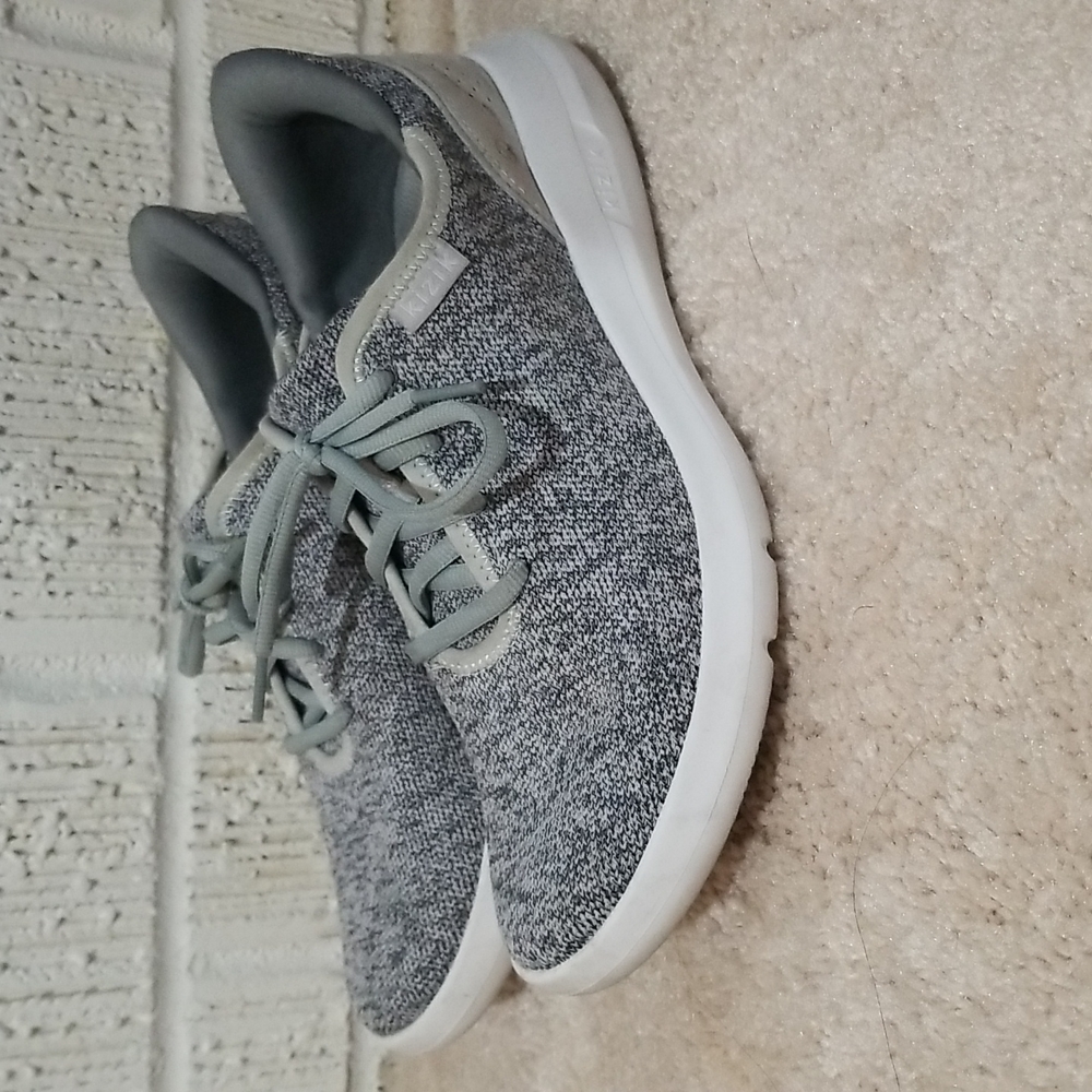 Kizik women's size 7.5 8 madrid tennis shoes gray eco knit